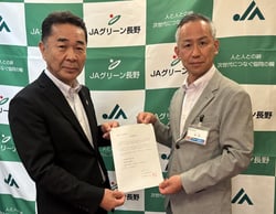 村井農林部長㊨に要請する栗林組合長（長野県長野市、６月１９日）