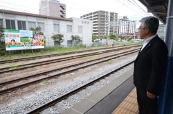 できあがった看板を確認する小平組合長