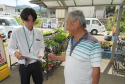 ＪＡ職員からチラシを受け取る来店者（長野県上田市で）