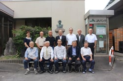 事業所で記念撮影をする関係者（長野県飯田市で）