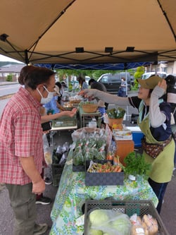買い物を楽しむ来場者（長野県長野市、６月２１日）