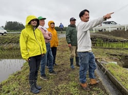 耕作状況を確認するメンバーら（２５日、長野県松本市にて）