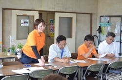 出荷時の注意事項を説明するＪＡ担当職員（長野県南箕輪村で）