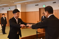 辞令を受け取る新採用職員（長野県長野市、７月１日）