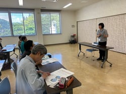 説明をする技術員