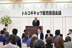会議であいさつをする入江専門部長（長野県伊那市で）