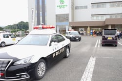 号令とともにパトロールに出発したパトカー（長野県飯田市で）