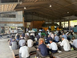 真剣に説明を聞く参加者（６月１２日、東部地区会場・長野県東御市で）