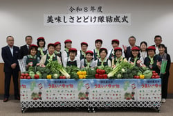 委嘱を受けた「美味しさとどけ隊」のメンバーとＪＡ役職員ら（２日、長野県松本市で）