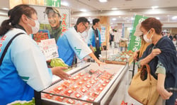 販促する夏秋イチゴの部会員ら（安曇野市豊科）