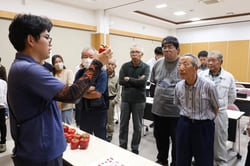 現物によりパプリカの出荷基準を確認する生産者ら（長野県飯田市で）