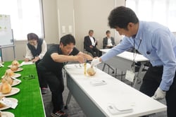 玉ねぎの大きさを測定するＪＡ職員（安曇野市豊科）