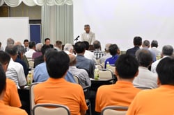 あいさつをする西村代表理事組合長（長野県伊那市で）