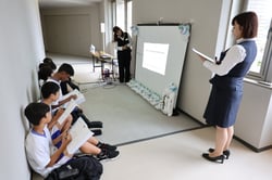 ＪＡ信州諏訪の取り組みなどの説明を聞く岡谷市の中学生（長野県岡谷市で）