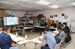 農薬の説明を受ける生産者（長野県長野市、７月２日）
