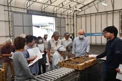 出荷規格を説明する営農技術員（長野県長野市、７月６日）