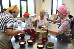 新ジャガのみそポタージュを盛り付ける部員（長野県長野市、７月８日）