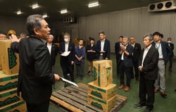 セルリー集荷所内の予冷庫で、小林部長（左）の説明に聞き入る参加者（長野県原村で）