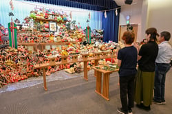 多くの人形やぬいぐるみが供養された「人形供養祭」（長野県松川村で）