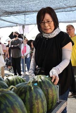 すいかを選ぶ客（９日、長野県松本市にて）