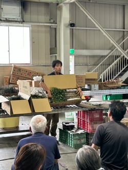 実際の規格で説明をする金子技術員（長野市豊野のながの総合集出荷所にて）