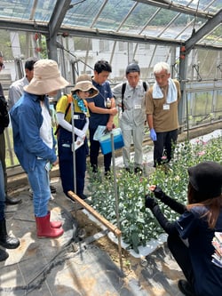 第８回のセミナーで技術員の話を熱心に聞く受講生（長野市松代の温室ハウスにて）