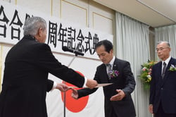 功労者表彰を受けとる受賞者（長野県伊那市で）