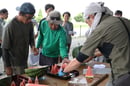 試験品種を試食する参加者（１３日　長野県松本市にて）
