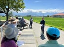 実際の水田の前で説明する担当技術員（長野市内の水田にて）