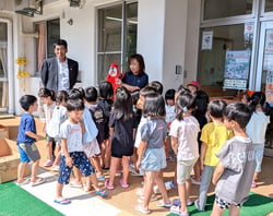 エプロンを寄贈する寺澤組合長（長野県塩尻市で）