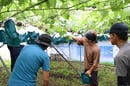 真剣に園地を視察する部会員ら（長野県中野市で）
