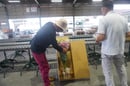出荷規格を確認する専門部員ら（安曇野市堀金）