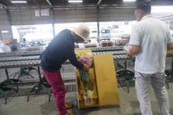 出荷規格を確認する専門部員ら（安曇野市堀金）