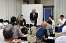 会議であいさつをする下島専務理事（長野県伊那市で）