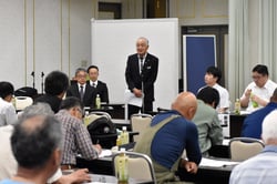 会議であいさつをする下島専務理事（長野県伊那市で）