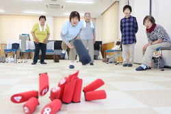 ニュースポーツのモルックを体験する受講生（長野県茅野市で）