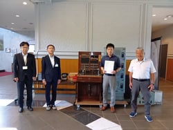 寄贈した有線機器一式を前に関係者で行った寄贈式（長野県茅野市で）
