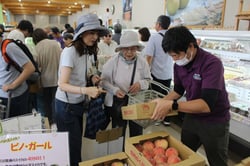 格外品を手渡しする職員（長野県松川町で）
