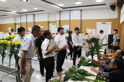 出品された花きを見比べ審査する様子（長野県飯田市で）