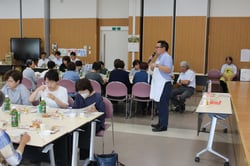 商品を説明する担当者（長野県飯田市で）