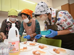 こめ油を使ったメニューを調理する参加者（２３日、長野県松本市で）