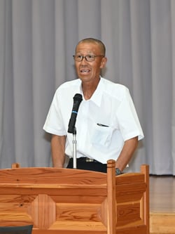 あいさつする高橋委員長（２４日、長野県東筑摩郡朝日村で）