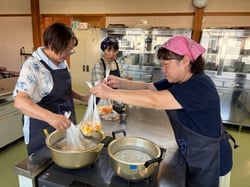 耐熱性のポリ袋に食材を入れてカレーを作る部員（長野県富士見町で）
