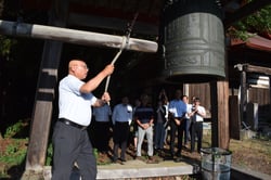 降雨を祈願し鐘を打つ望月組合長（長野県中野市で）