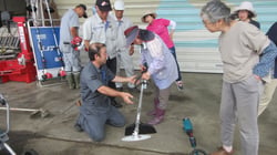 草刈り機の安全な使い方等を学ぶ参加者（長野県飯田市で）