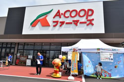 店舗入り口の特設テントでPR