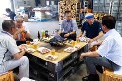焼き肉を囲んで意見交換する参加者（長野県泰阜村で）