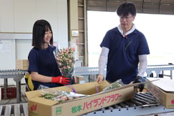 仕分け作業を体験する江津さん（左）（２９日、長野県松本市にて）