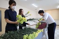 ＪＡ施設に飾る管内産花きを仕分ける職員（長野県茅野市で）