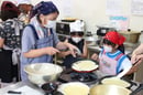 クレープの生地作りに挑戦する参加者（長野県喬木村で）